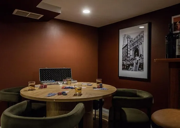 The Retreat - Hot Tub, Theater, Game Room, Fire Pit, Bar, Sleeps 14 Casa vacanze Chicago