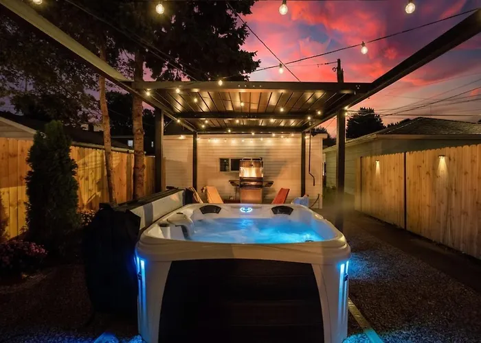 Casa vacanze The Retreat - Hot Tub, Theater, Game Room, Fire Pit, Bar, Sleeps 14 *