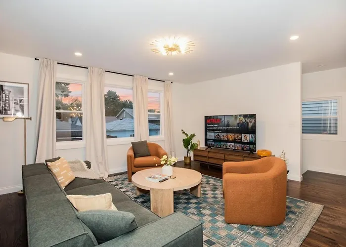 The Retreat - Hot Tub, Theater, Game Room, Fire Pit, Bar, Sleeps 14 * Chicago