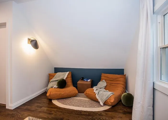 The Retreat - Hot Tub, Theater, Game Room, Fire Pit, Bar, Sleeps 14 * Chicago