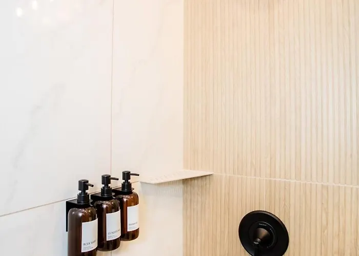 The Retreat - Hot Tub, Theater, Game Room, Fire Pit, Bar, Sleeps 14 Chicago