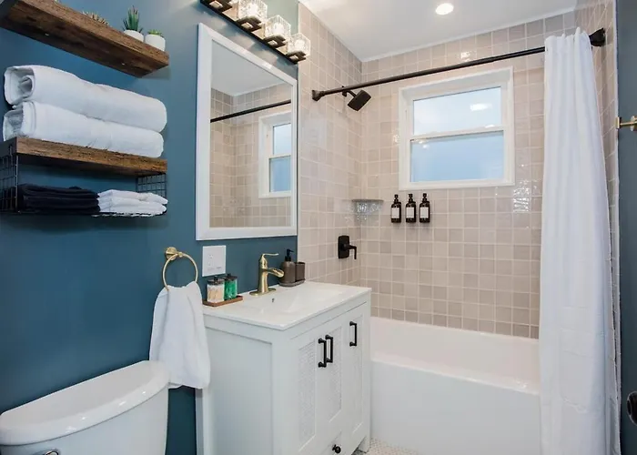 The Retreat - Hot Tub, Theater, Game Room, Fire Pit, Bar, Sleeps 14 * Chicago