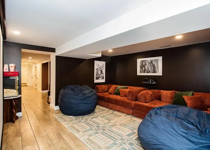 The Retreat - Hot Tub, Theater, Game Room, Fire Pit, Bar, Sleeps 14 Casa vacanze Chicago